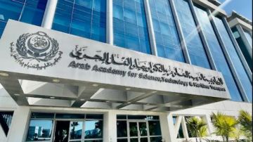 رئيس الأكاديمية العربية للنقل البحري يكرم ضابط وردية إنقاذ السفينة ستار