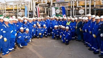 كريم بدوي يتفقد الوحدات الإنتاجية لشركة القاهرة لتكرير البترول ويجري حوارا مع العاملين