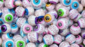مخاطر تداول حلوى Eye Ball.. تعلم الأطفال العنف