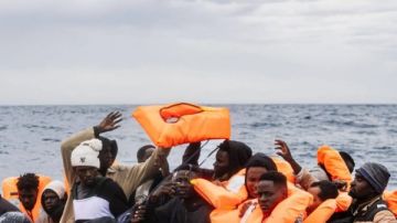 مصرع 53 مهاجرا في انقلاب قارب قبالة السواحل الليبية