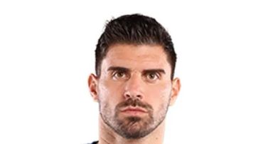 نيفيز بعد تجديد عقده مع الهلال السعودي: آسف على التأخير