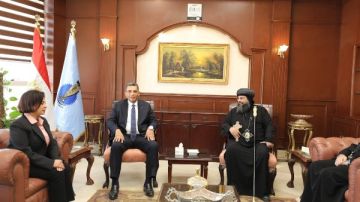 وفد الكنيسة برئاسة الأنبا إيلاريون يهنئ محافظ البحر الأحمر بتوليه مهام منصبه