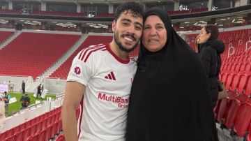 بعد فوز الشمال علي العربي ..أكرم توفيق يحتفل مع والدته: وش السعد