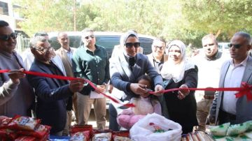 محافظ الوادي الجديد تتابع مبادرات أهلا رمضان ومنافذ السلع الغذائية بالخارجة محافظ الوادي الجديد تتابع مبادرات أهلا رمضان ومنافذ السلع الغذائية بالخارجة