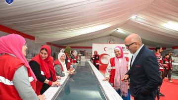 نادى الزهور يشارك الهلال الأحمر فى تعبئة كراتين دعم أهالي غزة نادى الزهور يشارك الهلال الأحمر فى تعبئة كراتين دعم أهالي غزة