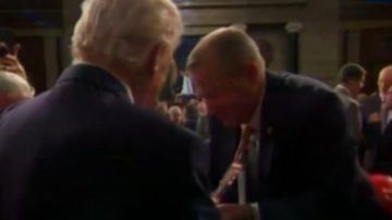 ترامب يوقع على كرافتة سيناتور أمريكي تحمل صورته الشخصية ترامب يوقع على كرافتة سيناتور أمريكي تحمل صورته الشخصية