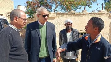 رئيس مدينة رأس غارب يتفقد شكوى أحد المواطنين ميدانيا رئيس مدينة رأس غارب يتفقد شكوى أحد المواطنين ميدانيا