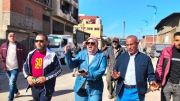 رئيسة حي مناخ بورسعيد تصادر طن فرزة وتشمع 13مخزنا شاهد