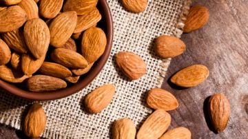 فوائد تناول اللوز.. ماذا يحدث لجسمك عند إدراجه في نظامك الغذائي اليومي؟ فوائد تناول اللوز.. ماذا يحدث لجسمك عند إدراجه في نظامك الغذائي اليومي؟