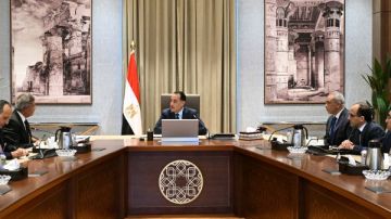 لعرضه على الرئيس.. مدبولي يتلقى التقرير النهائي للجنة تطوير الإعلام المصري