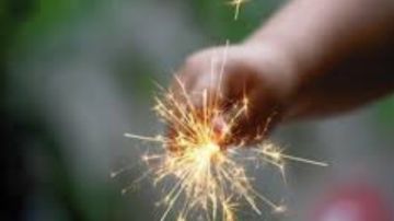 لو شوفت حد بلغ.. تحذير عاجل لمستخدمي الألعاب النارية