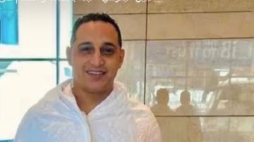 رضا البحراوي يؤدي مناسك العمرة ويدعو لوالدته من أمام الكعبة