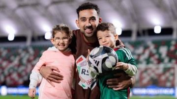 كوكا يحتفل مع أطفاله بعد فوز الإتفاق على ضمك في دوري روشن