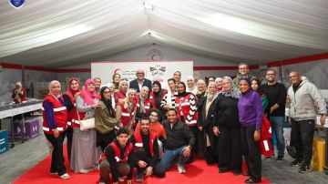 نادي الزهور يشارك مع الهلال الأحمر في تجهيز كراتين قوافل الإغاثة لغزة