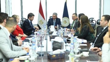 وزير السياحة والآثار يجتمع مع مدير شركة طيران دولية لبحث التعاون وزير السياحة والآثار يجتمع مع مدير شركة طيران دولية لبحث التعاون