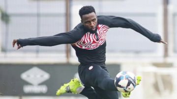 عقد سيماكولا .. لاعب كرة قدم يدخل التاريخ بأقصر فترة انتقال في 2026 عقد سيماكولا .. لاعب كرة قدم يدخل التاريخ بأقصر فترة انتقال في 2026