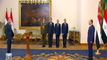 الرئيس السيسي يشهد حلف اليمين الدستورية للمحافظين الجدد ونوابهم ويعقد معهم اجتماعا الرئيس السيسي يشهد حلف اليمين الدستورية للمحافظين الجدد ونوابهم ويعقد معهم اجتماعا