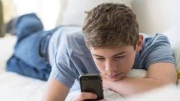 الصحة تحدد الساعات الآمنة لاستخدام الإنترنت للأطفال والمراهقين