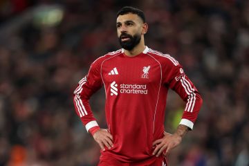 بصورة على إنستغرام.. لاعب ليفربول يستعرض خزانة ألقاب زميله محمد صلاح