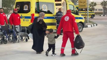 دعم متواصل.. الهلال الأحمر يستقبل الدفعة الـ 11 ويدفع بقافلة زاد العزة 139 دعم متواصل.. الهلال الأحمر يستقبل الدفعة الـ 11 ويدفع بقافلة زاد العزة 139