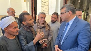 رواد مسجد ناصر يلتفون حول محافظ قنا لعرض مطالبهم عقب صلاة الجمعة رواد مسجد ناصر يلتفون حول محافظ قنا لعرض مطالبهم عقب صلاة الجمعة