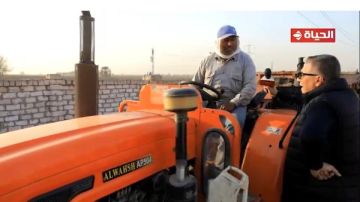 عمرو الليثي يجبر بخاطر سائق الجرار بليغ حمدي ويهديه جائزة مالية عمرو الليثي يجبر بخاطر سائق الجرار بليغ حمدي ويهديه جائزة مالية