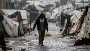 كارثة في غزة.. الأمطار تغرق خيام النازحين بخان يونس كارثة في غزة.. الأمطار تغرق خيام النازحين بخان يونس