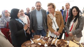 محافظ قنا وسفيرة الاتحاد الأوروبي يتفقدان مشروع تطوير كورنيش النيل ومعرض الحرف التراثية