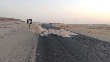 ملح على الطريق.. تحذيرات للسائقين في طريق سيوة مرسى مطروح