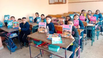 شاهد ..تسليم كتب الترم الثاني للطلاب مع بدء الدراسة في المدارس