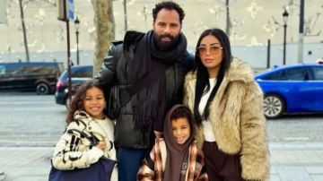 محمود جنش يشارك صورة عائلية مع زوجته و أولاده محمود جنش يشارك صورة عائلية مع زوجته و أولاده