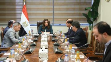 وزيرة التنمية المحلية والبيئة تعقد اجتماعا مع عدد من قيادات الوزارة لمتابعة بعض الملفات