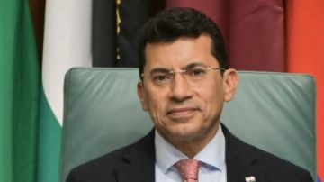 اللحظات الأخيرة لأشرف صبحي قبل مغادرة منصبه.. كواليس اليوم الأخير