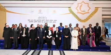 شيخ الأزهر ورئيس الوزراء يتفقدان معرضا للإصدارات العلمية والمشغولات اليدوية شيخ الأزهر ورئيس الوزراء يتفقدان معرضا للإصدارات العلمية والمشغولات اليدوية