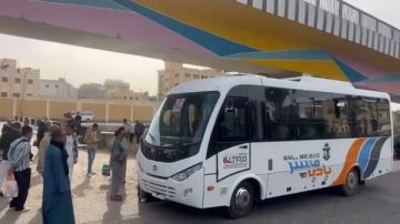 محافظ قنا يتابع أعمال تشغيل الأتوبيسات الجديدة لتخفيف التكدس بين الركاب صور