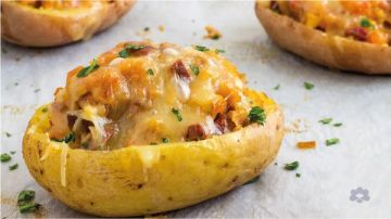 تنفع للسحور وللإفطار.. بطاطس مهروسة محشية بالجبن واللحم