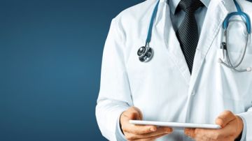 حكم عمل الرجال في تخصصات الطب لأمراض النساء .. دار الإفتاء ترد