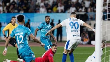 في ظهوره الأول مع الزعيم.. هاتريك بنزيما يقود الهلال لاكتساح الأخدود بسداسية في الدوري السعودي