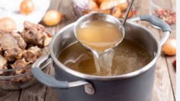 لهذه الأسباب.. استخدام مرق العظام أفضل من تناول المكملات الغذائية