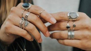 هل لبس المرأة الخاتم في إصبع السبابة حرام؟.. أمين الفتوى يجيب