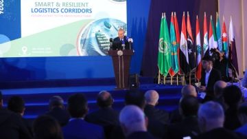 الوزير: الرئيس السيسي وجه بتحويل مصر إلى مركز إقليمي ودولي للنقل واللوجستيات الوزير: الرئيس السيسي وجه بتحويل مصر إلى مركز إقليمي ودولي للنقل واللوجستيات