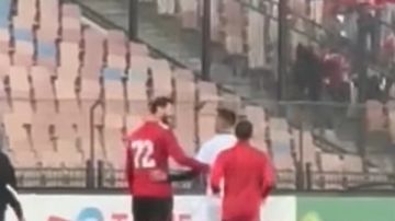 خده بالحضن.. استقبال خاص من الشناوي لرضا سليم لاعب الجيش الملكي