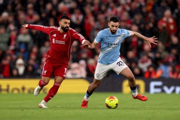 لقطة جدلية.. لاعب مانشستر سيتي يمزق قميص محمد صلاح لقطة جدلية.. لاعب مانشستر سيتي يمزق قميص محمد صلاح