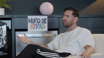 ميسي: رشحت لتمثيل إسبانيا وتمسكت بالأرجنتين.. وأشعر بالندم لعدم إكمال تعليمي ميسي: رشحت لتمثيل إسبانيا وتمسكت بالأرجنتين.. وأشعر بالندم لعدم إكمال تعليمي