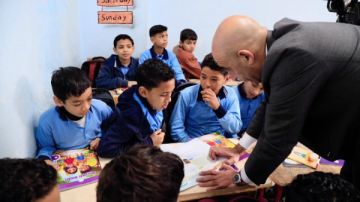 وزير التعليم يجري حوارا مفتوحا مع الطلاب ويؤكد اهتمامه بتنمية مهاراتهم الرقمية