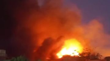 5 سيارات إطفاء وخزان إستراتيجي.. الحماية المدنية تكافح حريق مصنع أخشاب بأكتوبر.. صور