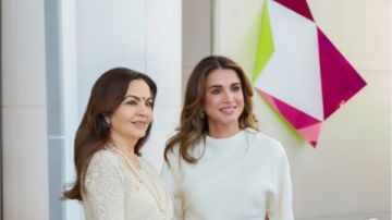 الملكة رانيا بـ لوك مختلف خلال زيارتها للهند .. شاهد