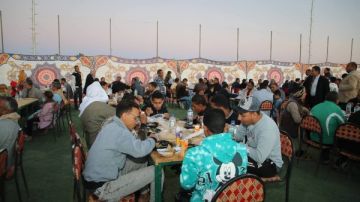 لأول مرة بعد توليها المنصب.. محافظ الوادي الجديد تشارك أهالي قرى الشركة بالخارجة الإفطار لأول مرة بعد توليها المنصب.. محافظ الوادي الجديد تشارك أهالي قرى الشركة بالخارجة الإفطار