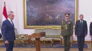 هاني عازر يؤدى اليمين الدستورية وزيرا لشئون المجالس النيابية هاني عازر يؤدى اليمين الدستورية وزيرا لشئون المجالس النيابية