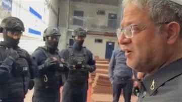 بن غفير يقتحم سجن عوفر وينكل بالأسرى الفلسطينيين